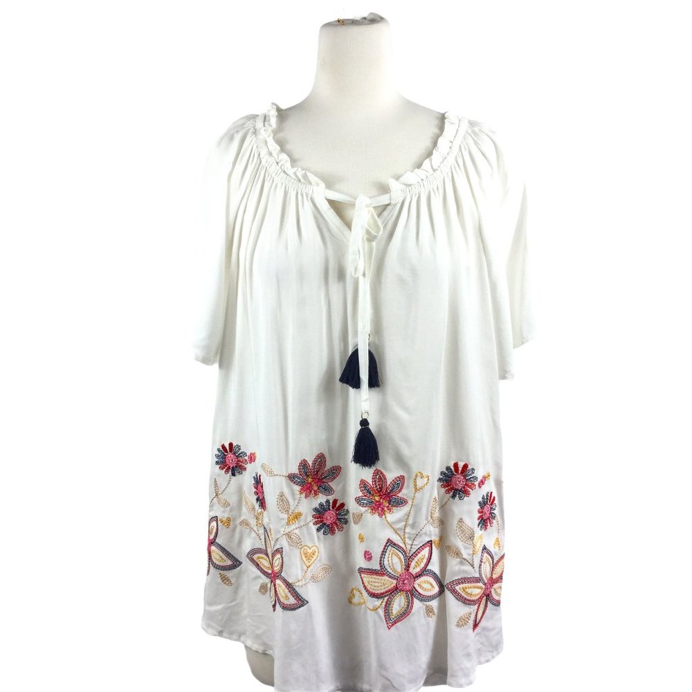 Solei White Peasant top, beautiful embroidery,‎